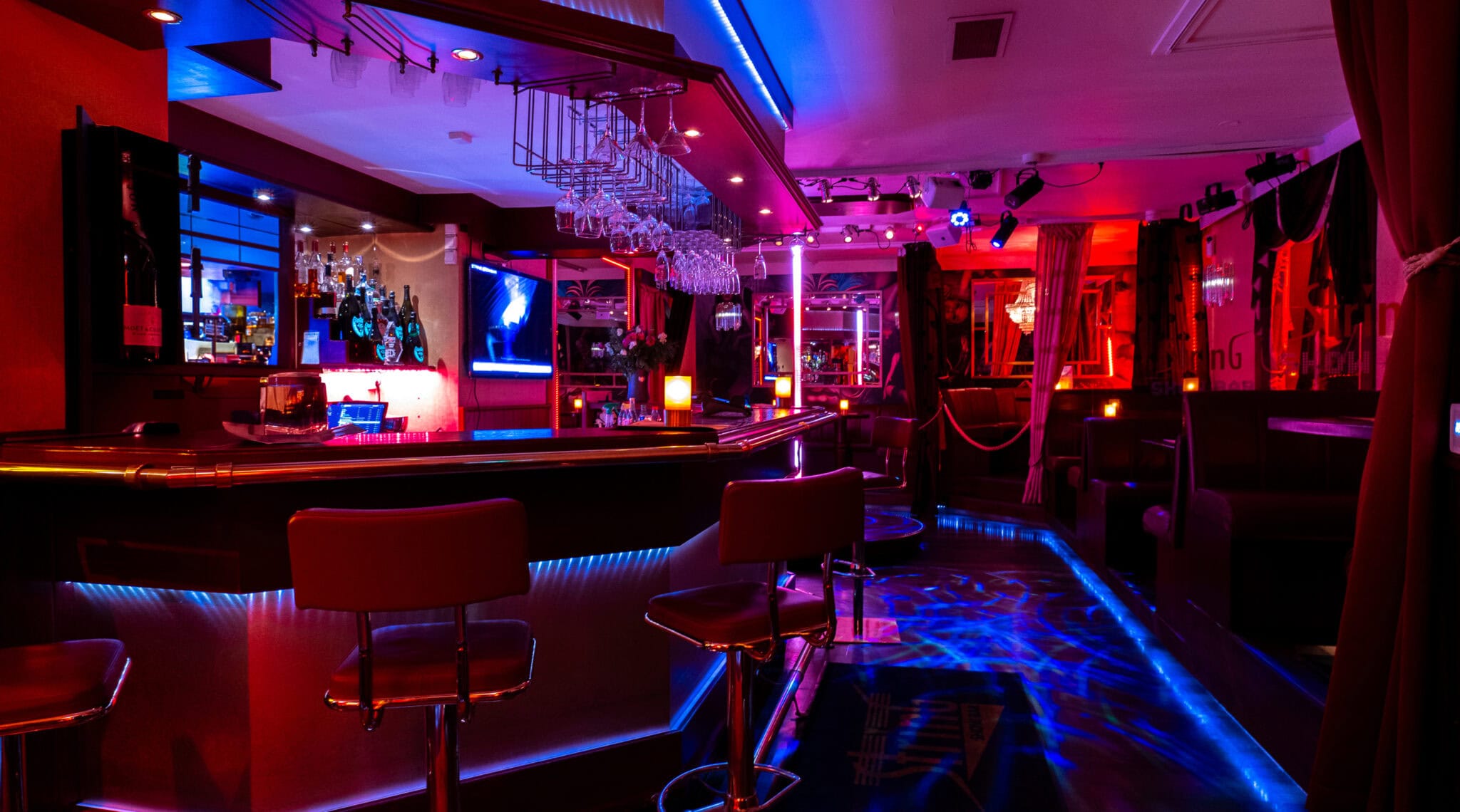 Bar and club floor seen from the entrance at String Showbar, Oslo