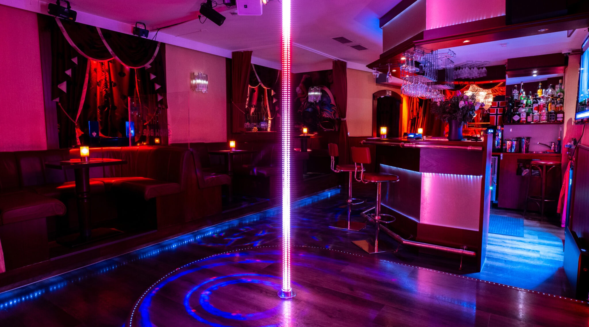 Main stage with pole and bar at String Showbar, Oslo